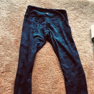 EUC lululemon black camo size 6